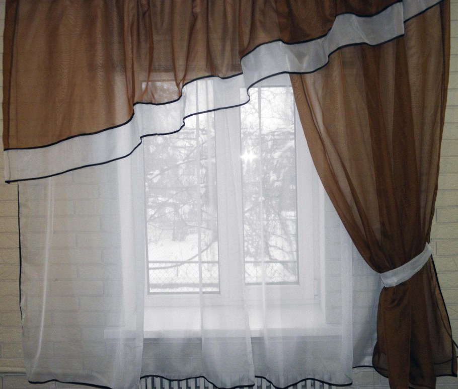 Шторы на кухню коричнево белые с ламбрекеном