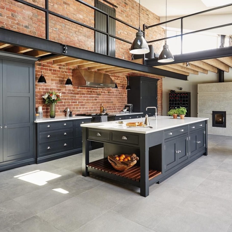 Кухня с островом в стиле лофт