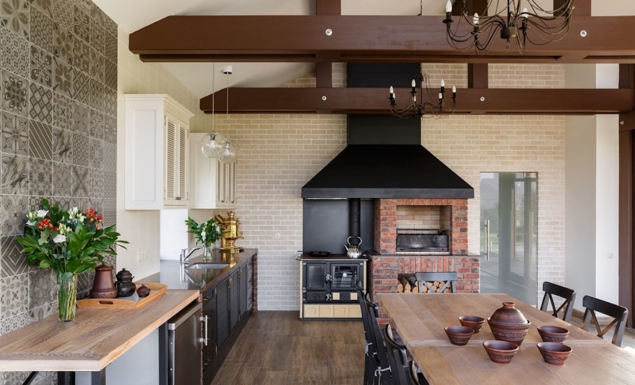 Кухня гостиная с зоной барбекю