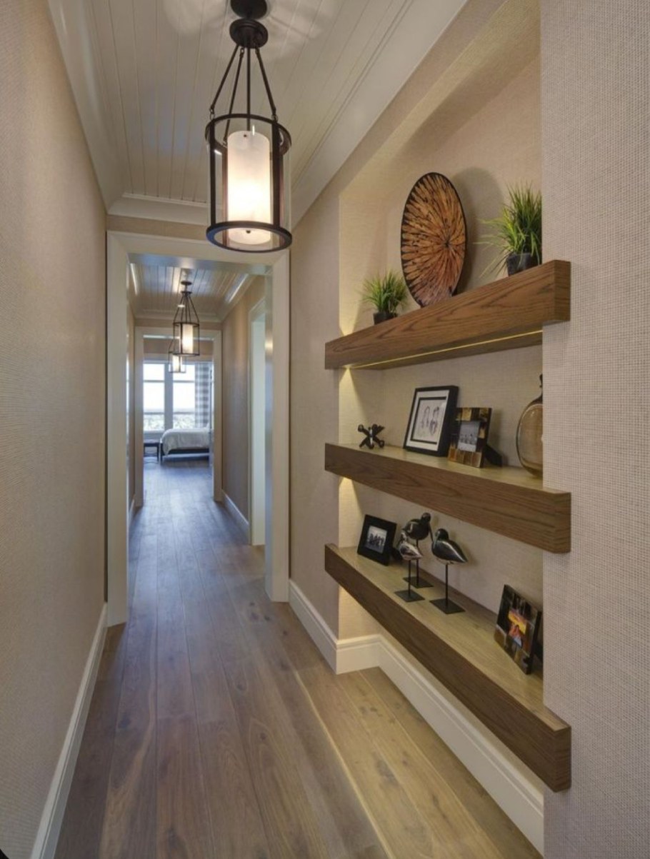 Интерьер длинной прихожей