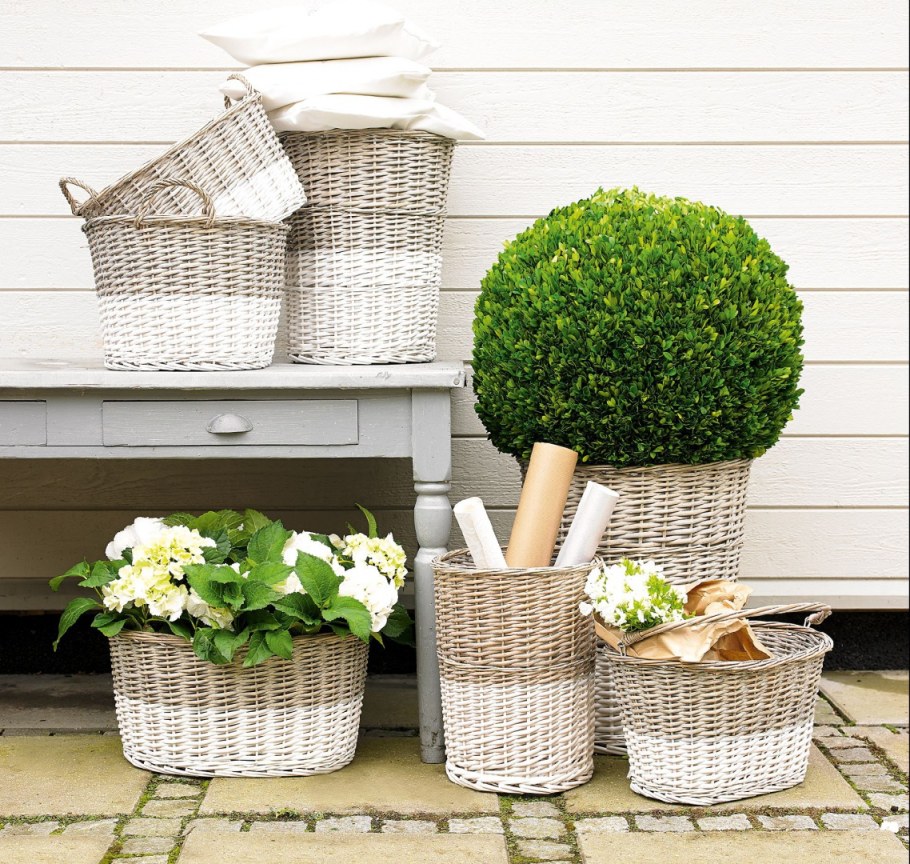 Корзина в саду