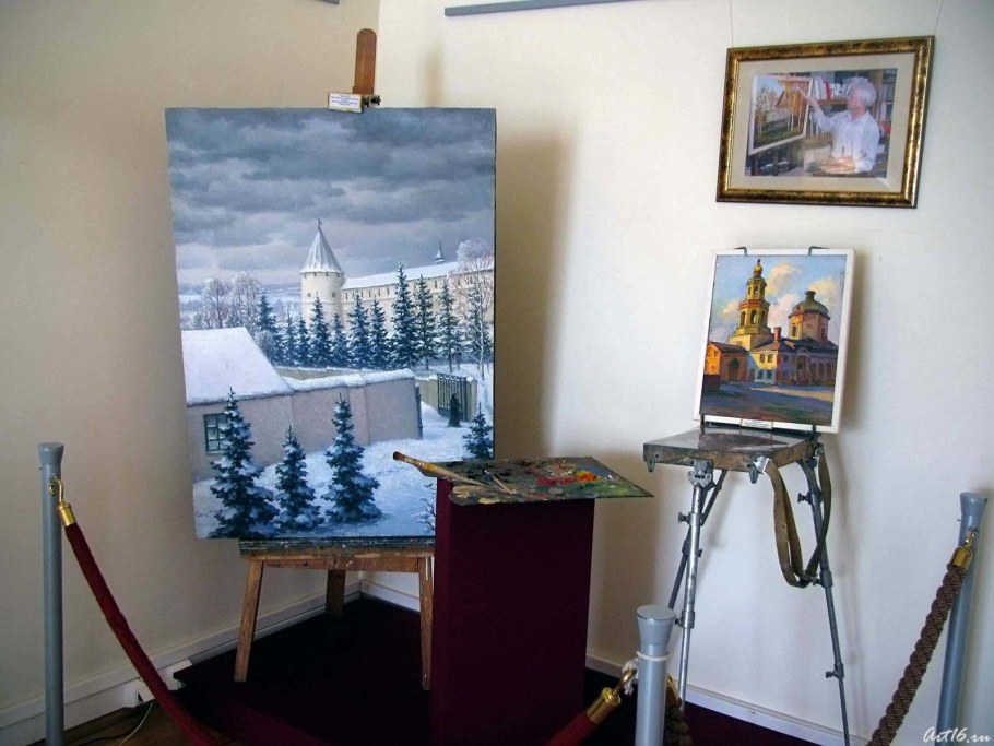 Картина на мольберте