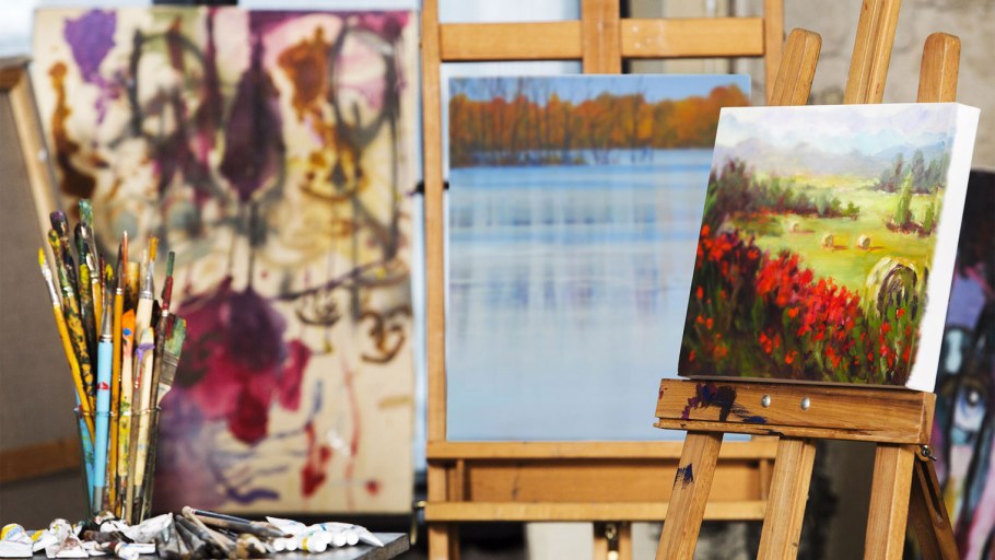 Мольберт с холстом и красками