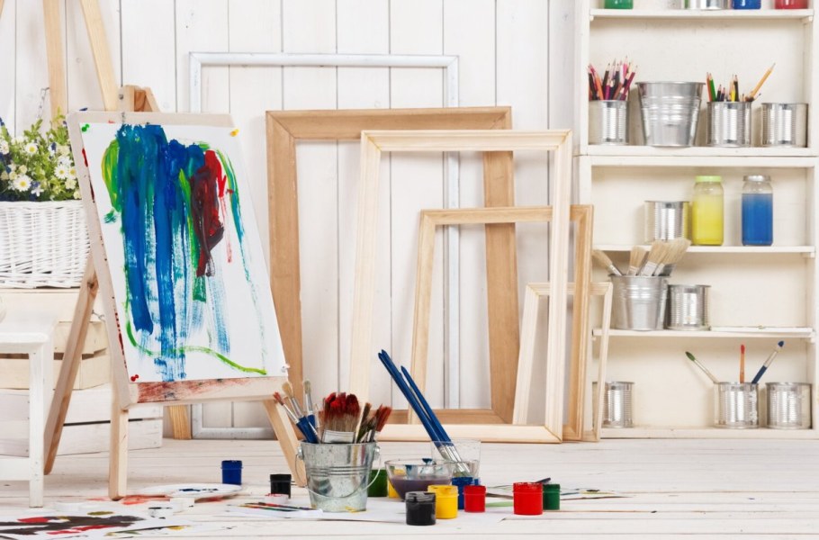 Комната с мольбертом