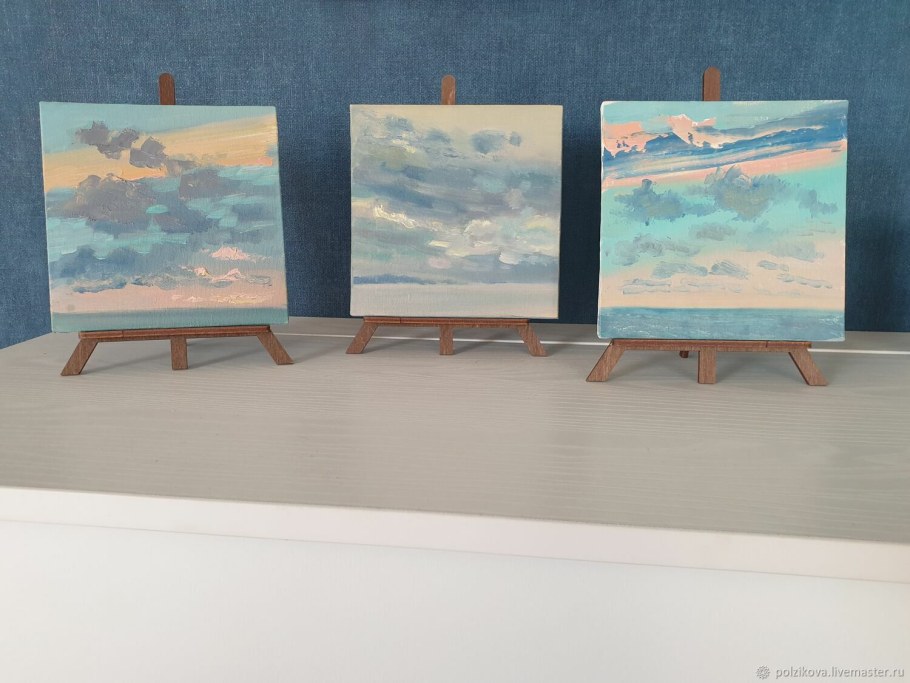 Картина на мольберте в интерьере гостиной