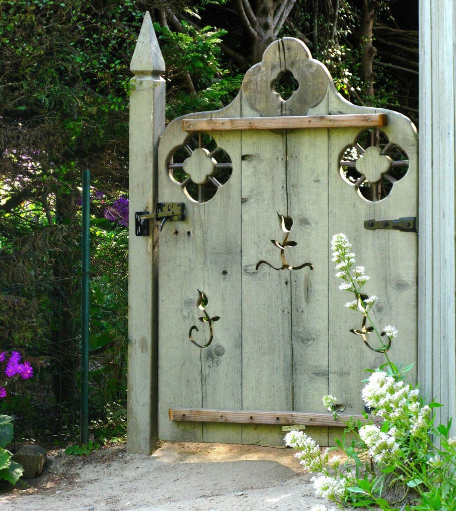 Красивые деревянные калитки