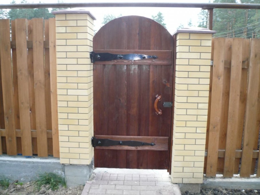Калитка для забора из дерева