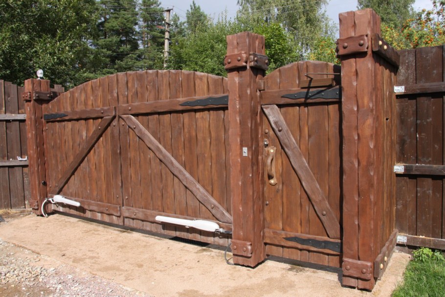 Деревянные ворота с калиткой