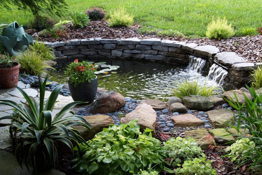 Альпийская горка возле прудика