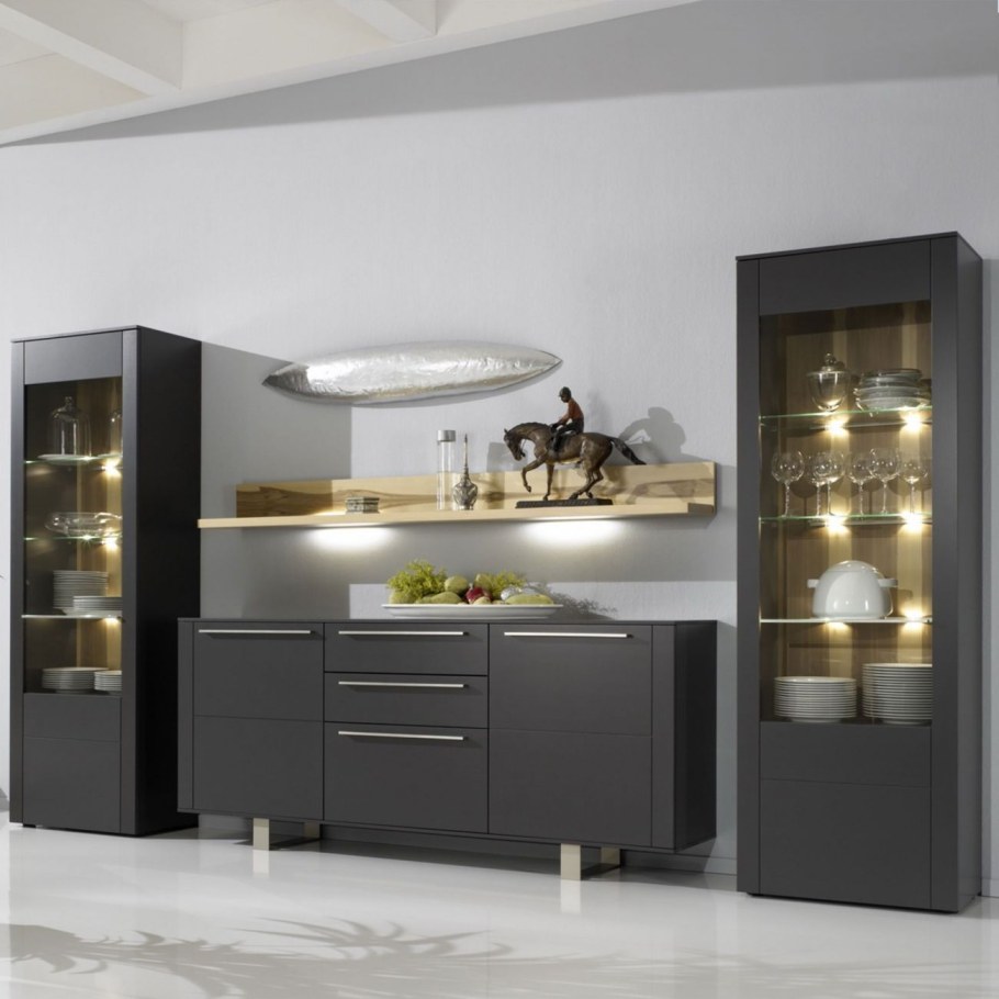 Кухня с витриной для посуды в современном стиле