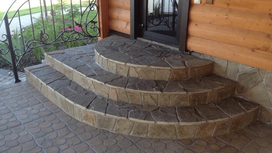 Полукруглые ступеньки в дом