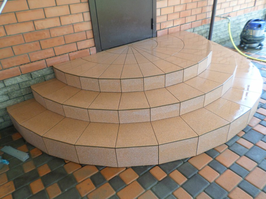 Ступеньки полукругом