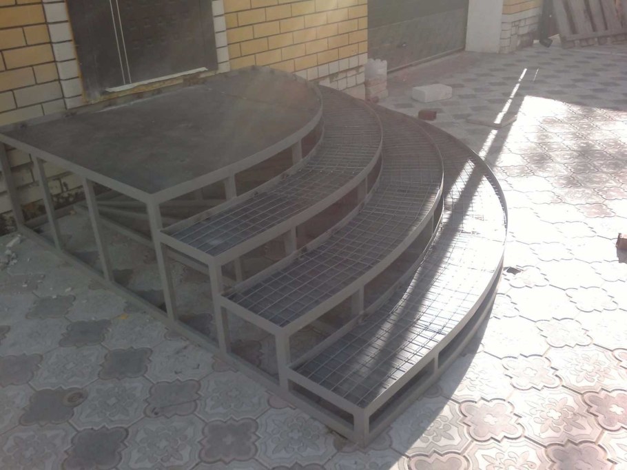 Уличная лестница эко 1 ступень ( приступок) из ПВЛ коричневый каркас