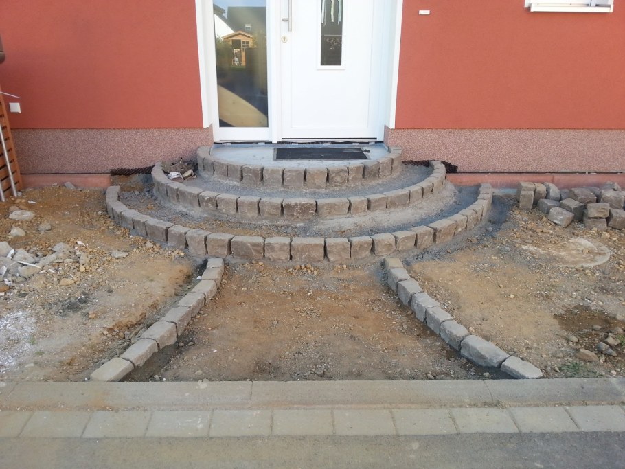 Полукруглое крыльцо из бетона