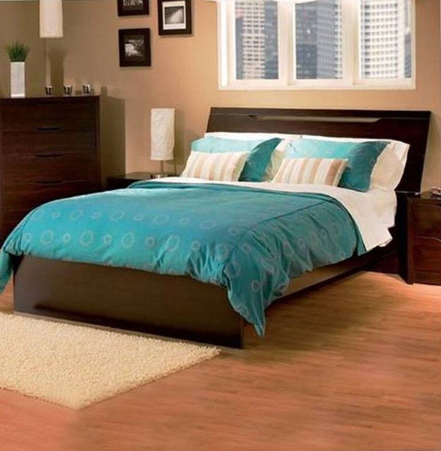 Коричневая кровать в интерьере