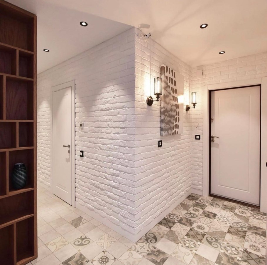 Отделка прихожей кирпичиками декоративными