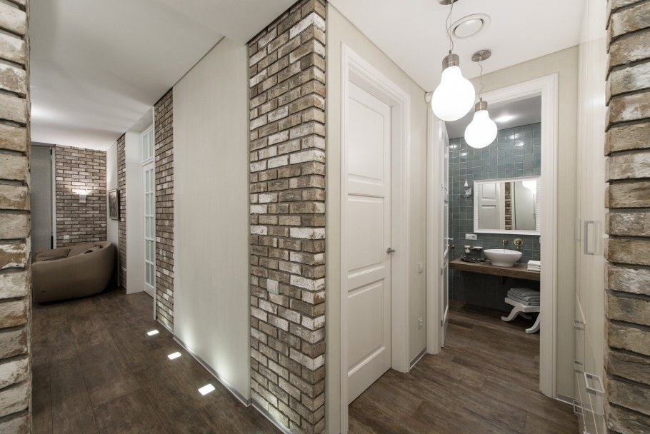 Кирпич в интерьере коридора
