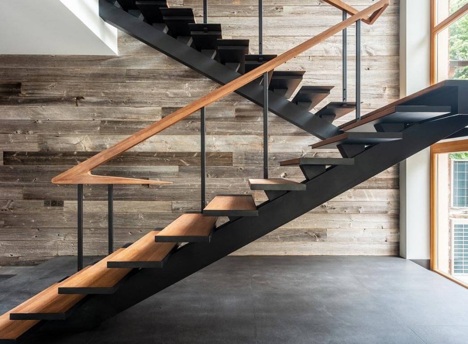 Лестница на монокосоуре в стиле лофт