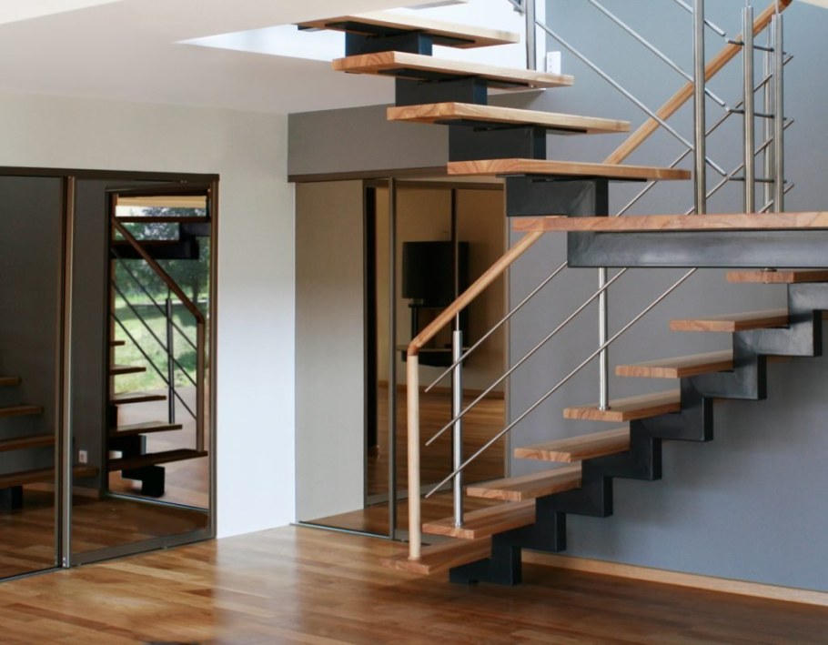 Лестница на 2 этаж на косоурах