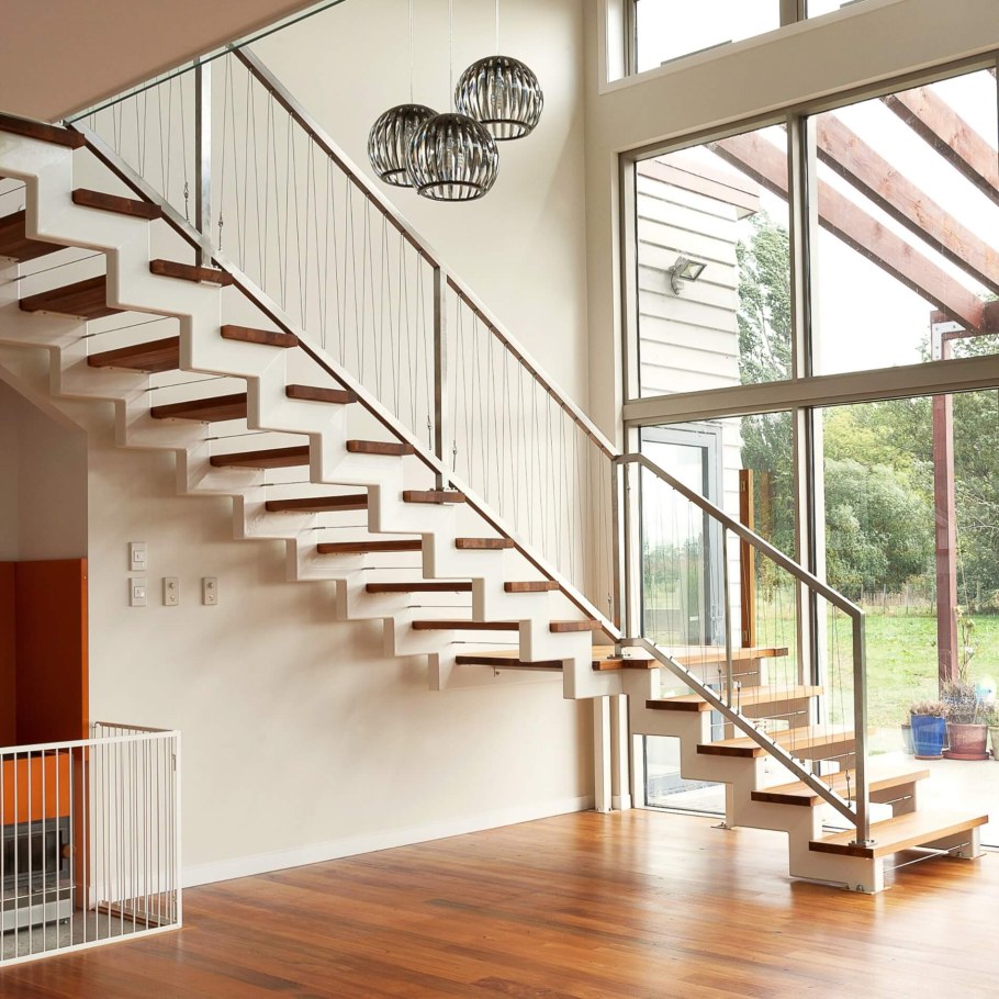 Лестница меж этажная металдерево