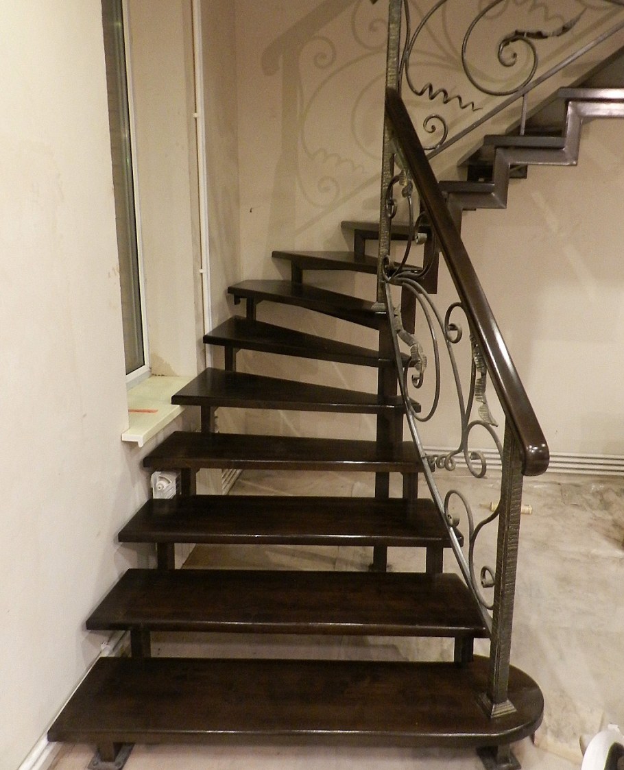 Полувинтовые кованые лестницы