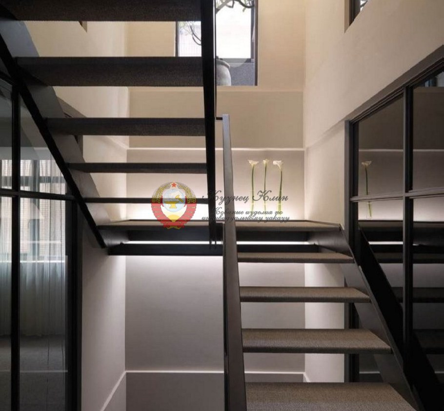 Двухмаршевая лестница на металлическом каркасе