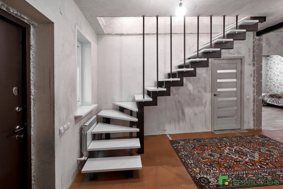 Лестница на 2 этаж на косоурах