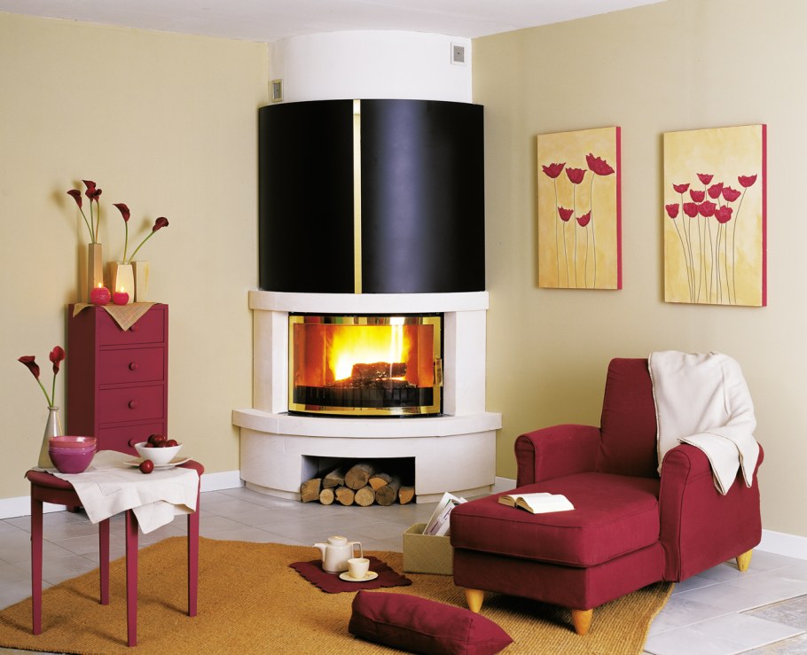 Угловой камин в интерьере гостиной