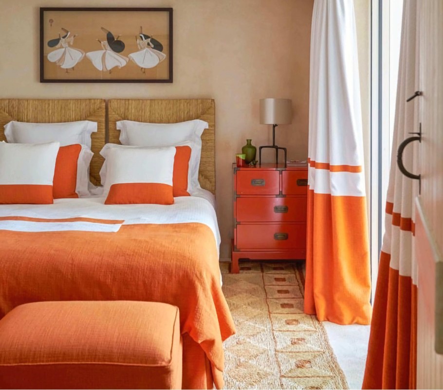 Терракотовые шторы в спальне