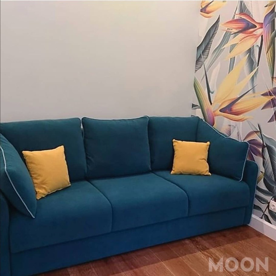 Стниц диван с желтыми подушками