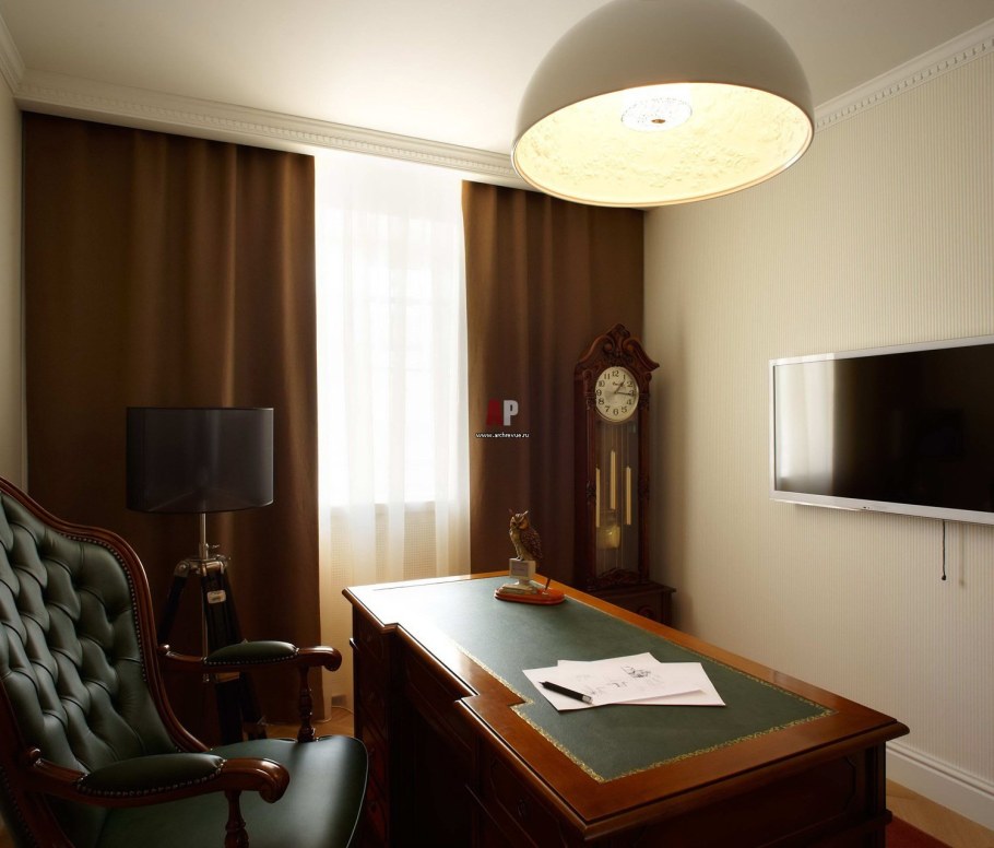 Интерьер маленького кабинета руководителя