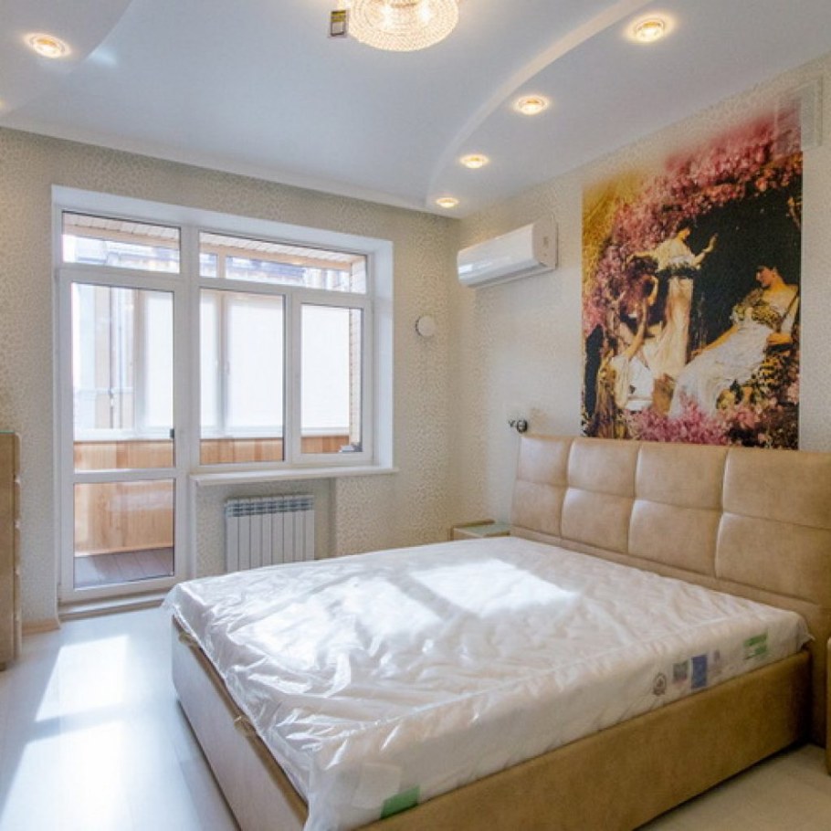 Спальня с выходом на балкон