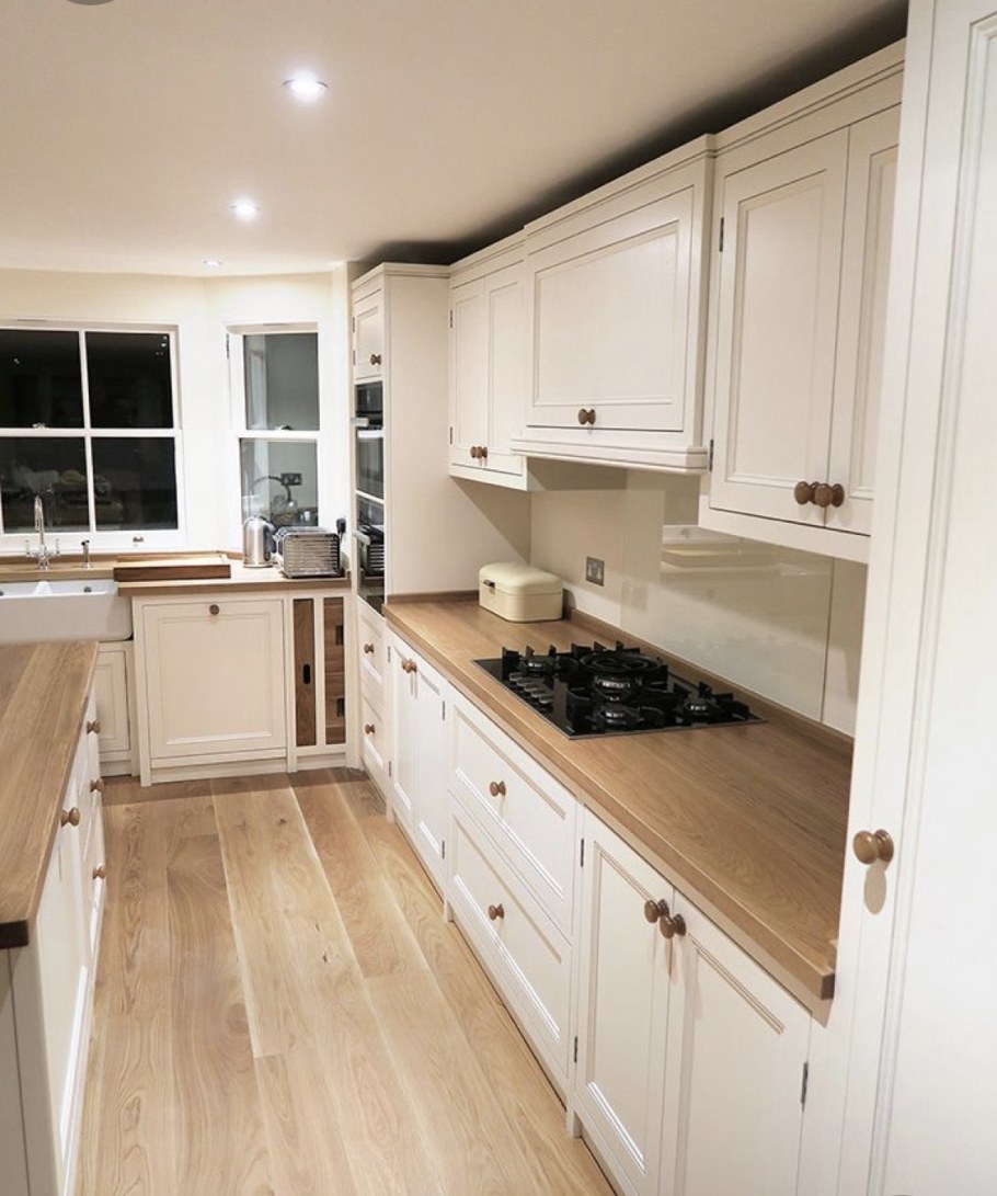 Белая кухня с деревянной столешницей