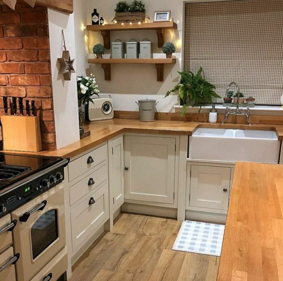 Кухня с древесной столешницей