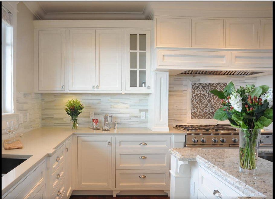 Светлая кухня с деревянной столешницей