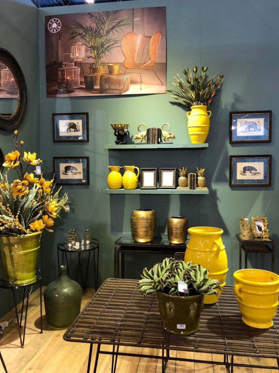 Желтые цветочные горшки в интерьере