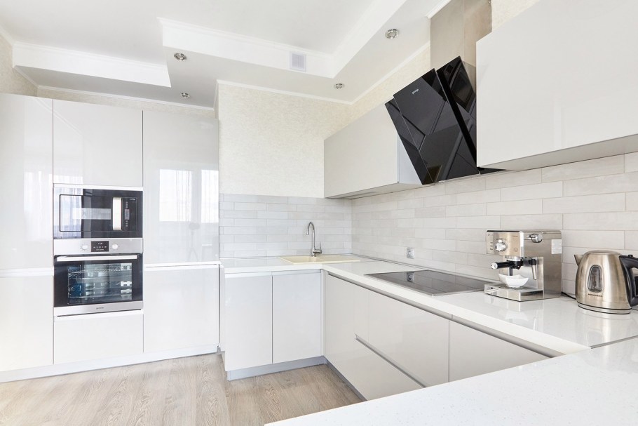 Белая угловая кухня Минимализм