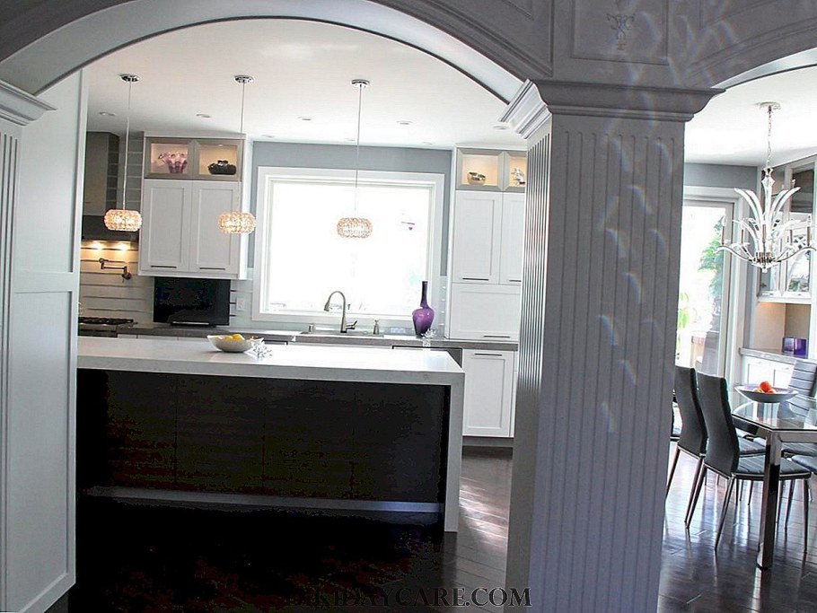 Маленькая кухня с аркой в гостиную