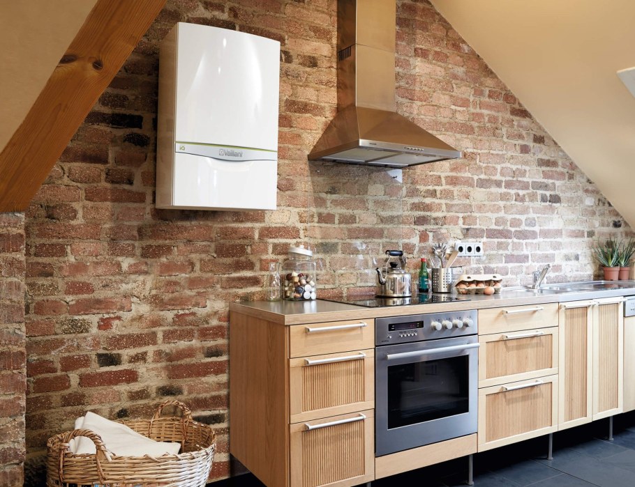 Настенный газовый котел на кухне