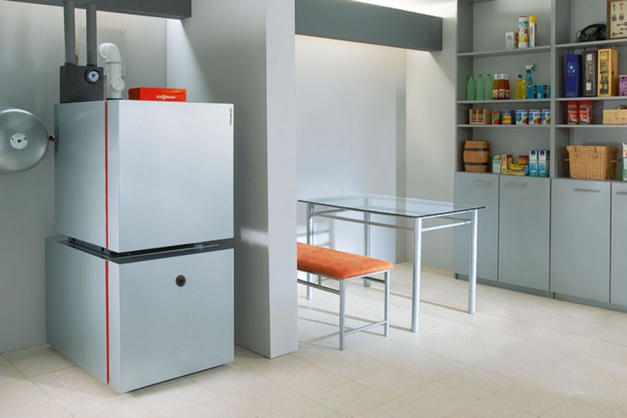 Напольный газовый котел на кухне