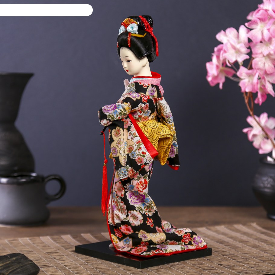 Китагава Марин фарфоровая кукла в кимоно