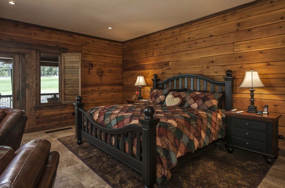 Спальня отделанная деревом