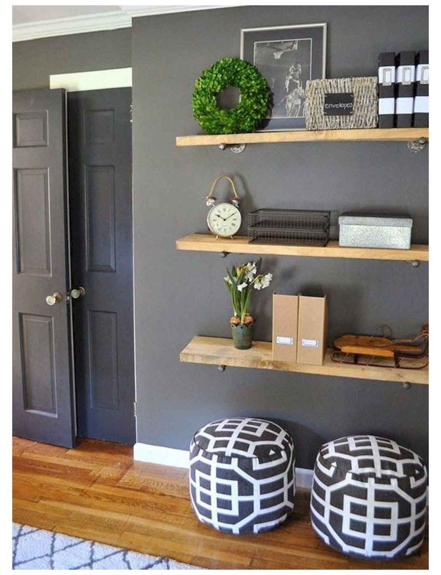 Полки в интерьере гостиной