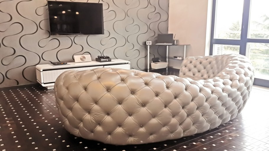 Кожаный диван с каретной стяжкой