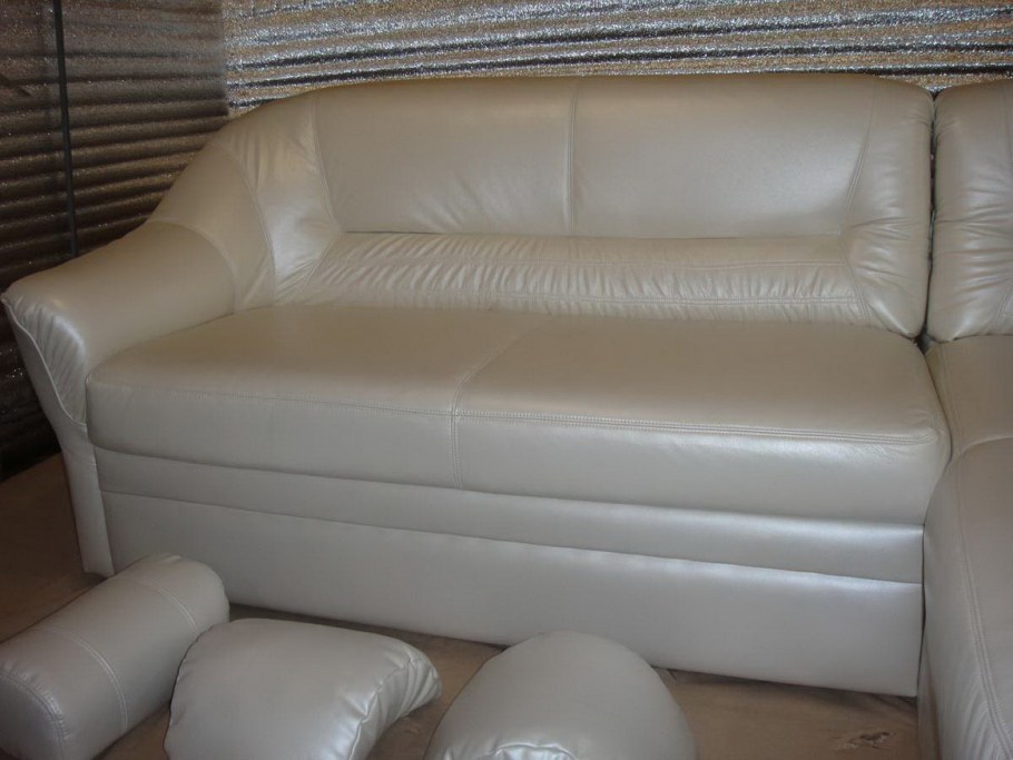 Обтяжка мягкой мебели экокожей