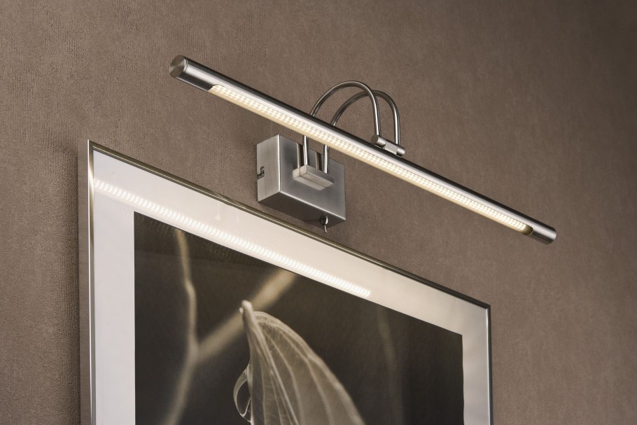 Светильник над картиной