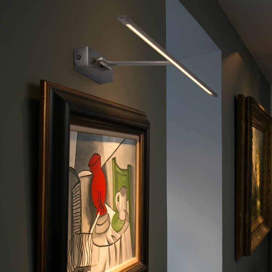 Светильник настенный над картиной