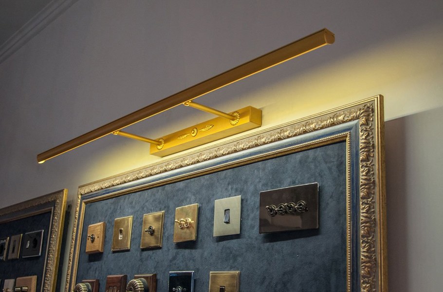 Светильник над картиной