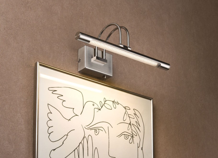 Светильник над картиной