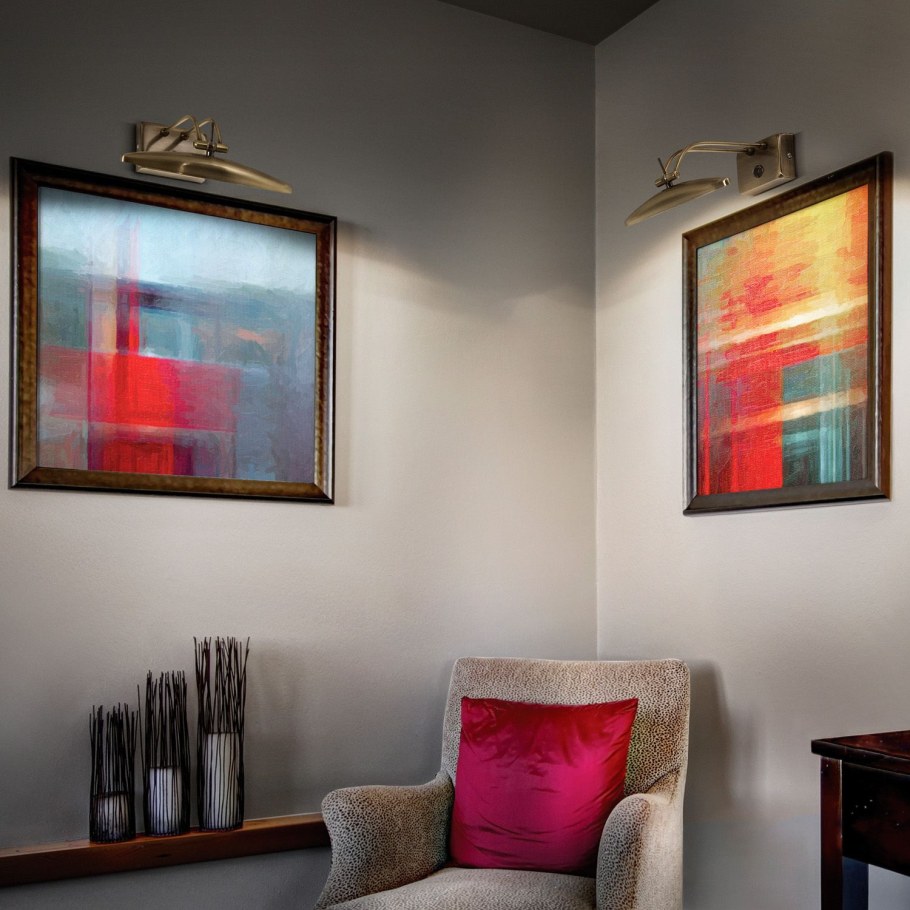 Светильник над картиной